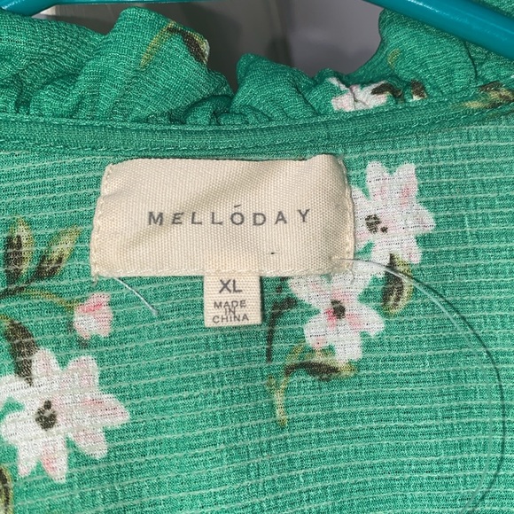 Super Cute Green Flowered Shirt - Picture 3 of 5